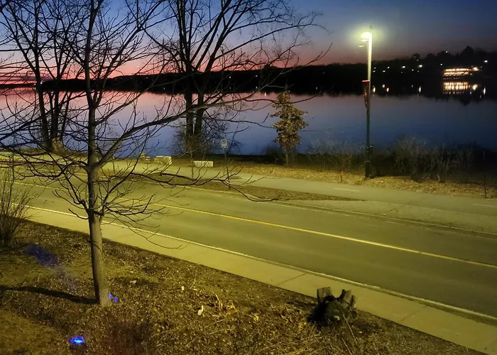 Kokomo Inn: Tropical Riverfront B&B for Adults on Capital Cycling Route